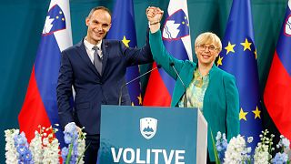 Anze Logar e Natasa Pirc Musar, candidatos que vão disputar a segunda volta da eleição presidencial na Eslovénia