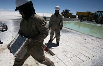 Un ouvrier porte un morceau de sel dans une usine pilote de lithium dans le Salar de Uyuni, dans le sud de la Bolivie, jeudi 29 octobre 2009.