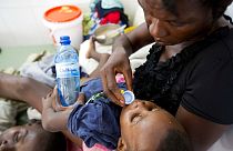 Archivo: Un niño diagnosticado de cólera recibe tratamiento en un centro de cólera en Anse D'Hainault, Haití