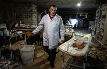 Le chirurgien Youri Kuznetsov au sous-sol de hôpital d'Izioum qui a été utilisé comme un bloc opératoire, 17/09/2022