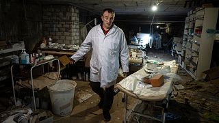 Le chirurgien Youri Kuznetsov au sous-sol de hôpital d'Izioum qui a été utilisé comme un bloc opératoire, 17/09/2022