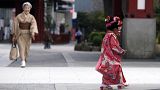 طفلة ترتدي كيمونو في حي أساكوسا بطوكيو بمناسبة احتفال شيتشيجوسان، اليابان. 