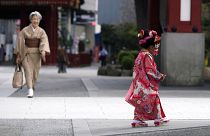 طفلة ترتدي كيمونو في حي أساكوسا بطوكيو بمناسبة احتفال شيتشيجوسان، اليابان.