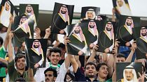 جماهير سعودية تحمل صوراً لملك السعودية سلمان بن عبد العزيز وولي عهده محمد بن سلمان