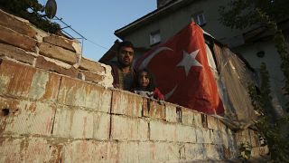Un migrant syrien et sa fille dans leur abri de fortune à Ankara (Turquie), le 23 octobre 2022.