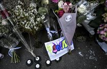 Bouquets et dessins disposés devant l'immeuble dans le 19ème arrondissement à Paris où habitait Lola, 12 ans, assassinée
