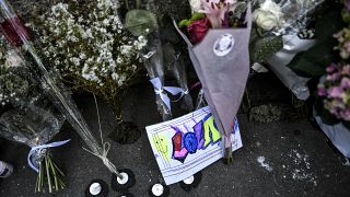 Bouquets et dessins disposés devant l'immeuble dans le 19ème arrondissement à Paris où habitait Lola, 12 ans, assassinée 