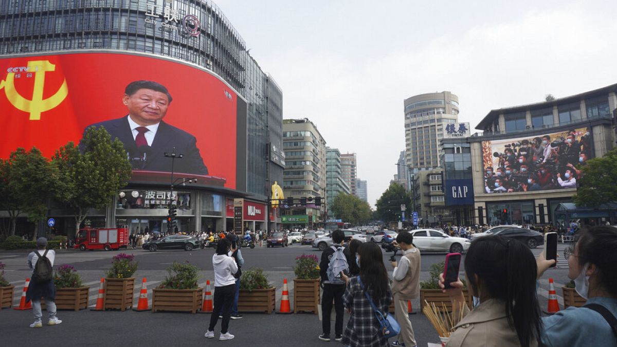 El presidente chino, Xi Jinping, visto desde una pantalla gigante en un distrito comercial de Hangzhou.