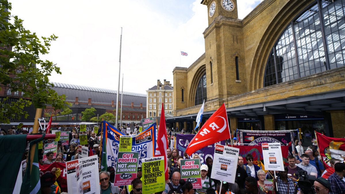 İngiltere’de demiryolu çalışanları yaz aylarından bu yana ara ara greve gidiyor