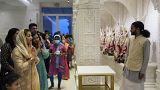 مصلون خلال عيد ديوالي في المعبد الهندوسي في دبي، الإمارات العربية المتحدة.  