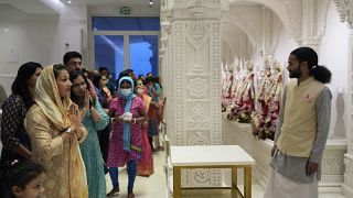 مصلون خلال عيد ديوالي في المعبد الهندوسي في دبي، الإمارات العربية المتحدة.