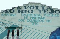 Eine Hausfassade in Lissabon spricht sich für den Schutz der Tejo-Mündung aus.