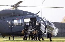 Tropas de la EUFOR (Fuerza Europea) salen de un helicóptero durante un ejercicio "EUFOR Quick Response 2022" en la base de Butmir, en Sarajevo, Bosnia