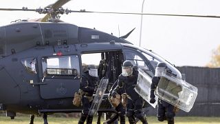 Tropas de la EUFOR (Fuerza Europea) salen de un helicóptero durante un ejercicio "EUFOR Quick Response 2022" en la base de Butmir, en Sarajevo, Bosnia