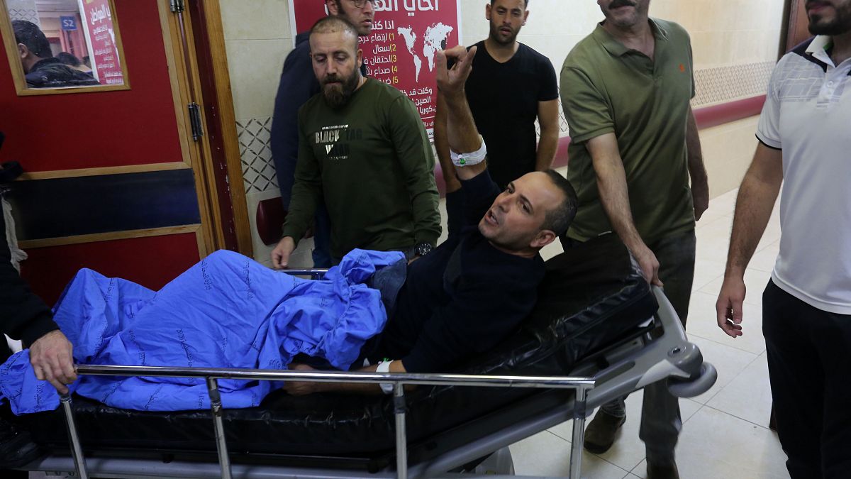 Yaralanan Filistinliler, Nablus kentindeki Rafidia Hastanesi'ne kaldırıldı.