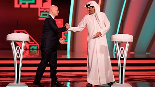 أمير قطر بصحبة رئيس الاتحاد الدولي لكرة القدم جاني إنفانتينو