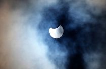 Archive : éclipse partielle de Soleil du 10 janvier 2021, visible depuis Trafalgar Square à Londres