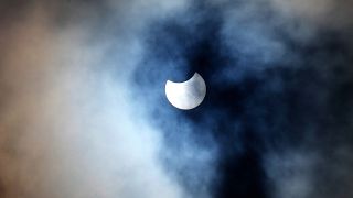 Archive : éclipse partielle de Soleil du 10 janvier 2021, visible depuis Trafalgar Square à Londres