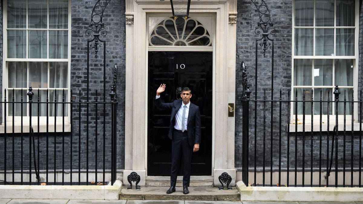 ریشی سوناک، نخست وزیر جدید بریتانیا در مقابل مقر نخست وزیری