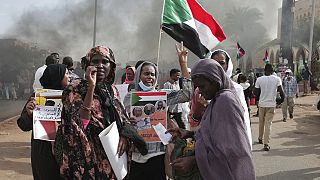 Sudan'da sivil yönetime dönülmesini isteyen demokrasi yanlısı göstericiler