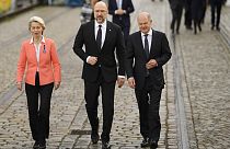 La presidente della Commissione Europea Ursula von der Leyen insieme al primo ministro ucraino Denis Shmyhal e al cancelliere tedesco Olaf Scholz alla conferenza di Berlino