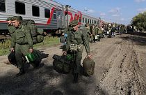  جنود روس في محطة سكة حديد في برودبوي، منطقة فولغوغراد في روسيا