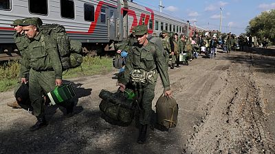  جنود روس في محطة سكة حديد في برودبوي، منطقة فولغوغراد في روسيا