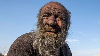 Fars eyaletinin Feraşbend ilçesine bağlı Dejgah köyünde "Hacı amca" lakaplı yaşlı adam, 50 yılı aşkın süredir, hasta olma korkusuyla banyo yapmıyordu