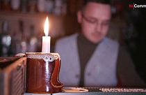 Ce restaurant à Kyiv s'éclaire à l'aide de bougies