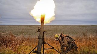 Az ukrán nemzeti gárda katonái aknavetővel lőnek orosz állásokra az ukrajnai Harkiv közelében 2022. október 25-én