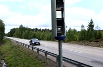 Sebességmérő kamera méri egy autó sebességét egy svédországi közúton