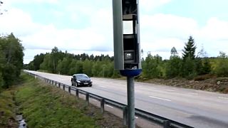 Sebességmérő kamera méri egy autó sebességét egy svédországi közúton
