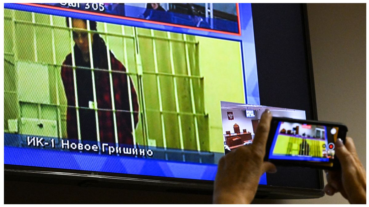 لاعبة كرة السلة الأمريكية بريتني غرينر على شاشة عبر رابط فيديو من سجن احتياطي