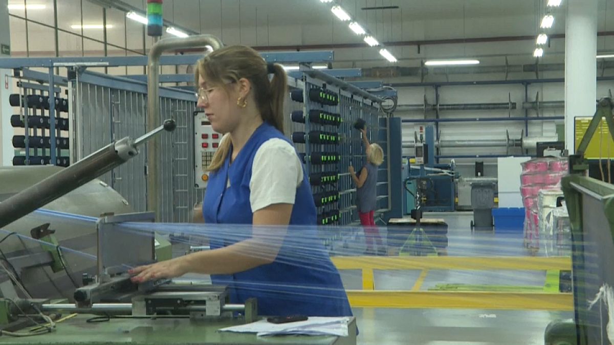 Uma trabalhadora prepara os fios utilizados para fazer tecido na fábrica têxtil Riopele