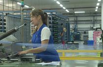 Uma trabalhadora prepara os fios utilizados para fazer tecido na fábrica têxtil Riopele