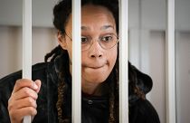 Britney Griner habla con sus abogados en julio.