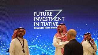 سعوديون يشاركون في مؤتمر مبادرة مستقبل الاستثمار (FII) في الرياض السعودية.