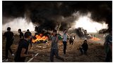 فلسطينيون يحرقون الإطارات خلال احتجاج على الغارة العسكرية الإسرائيلية في الضفة الغربية