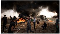 Palästinenser vor einem lodernden Feuer