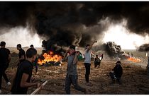 Palästinenser vor einem lodernden Feuer