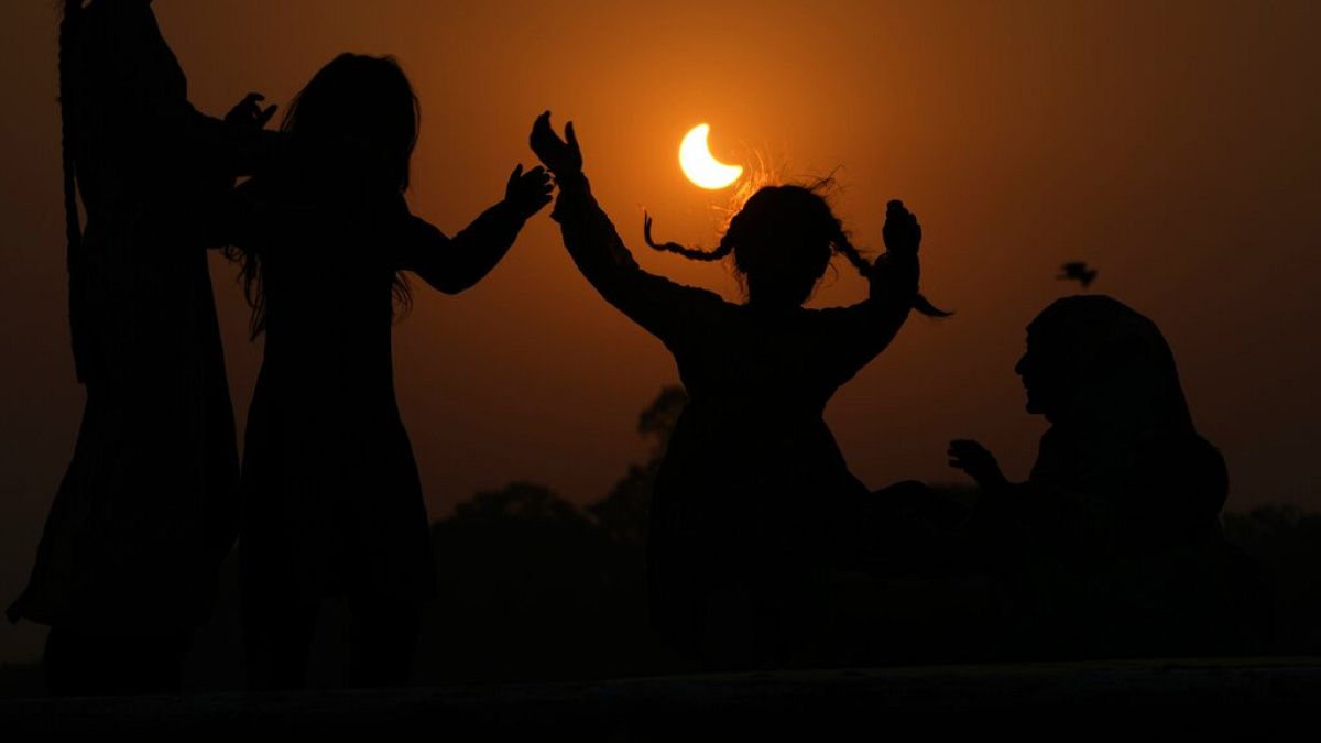 Részleges napfogyatkozás Pakisztánból