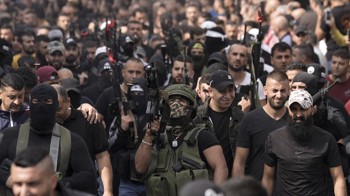 مسلحون فلسطينيون في تشيع تامر الكيلاني، أحد كبار المقاتلين في جماعة عرين الأسود الفلسطينية في مدينة نابلس بالضفة الغربية.