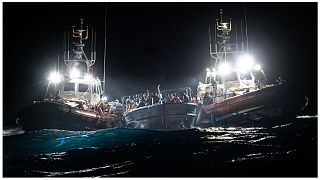 إنقاذ مهاجرين على متن قارب خشبي متهالك قبالة سواحل لامبيدوزا في إيطاليا - أرشيف