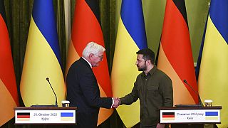 Presidente da Alemanha, Franl-Walter Steinmeier, e homólogo ucraniano, Volodymyr Zelenskyy, em Kiev, Ucrânia
