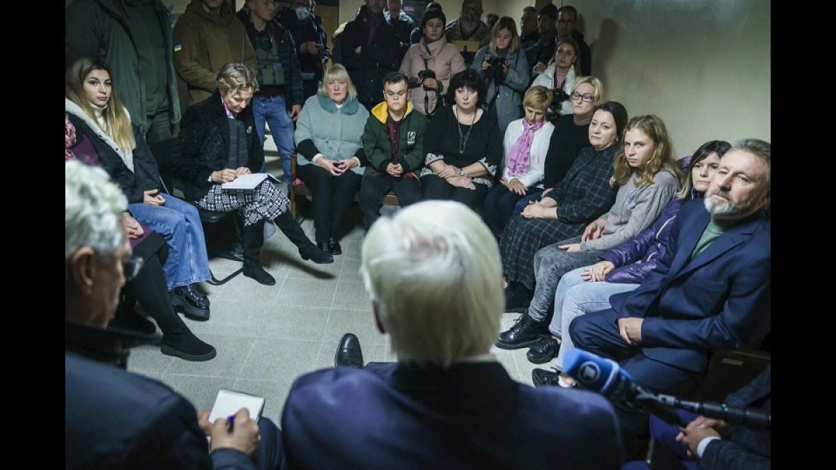 Frank-Walter Steinmeier beszélget ukrán emberekkel egy bunkerben
