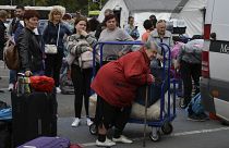 Беженцы из восточных регионов Украины ждут автобусы, чтобы уехать на запад. Запорожье, Украина. 15 сентября 2022.