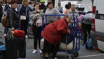 Беженцы из восточных регионов Украины ждут автобусы, чтобы уехать на запад. Запорожье, Украина. 15 сентября 2022.