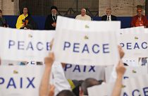 El papa junto a otros líderes religiosos con el Coliseo al fondo, Roma, Italia 25/10/2022