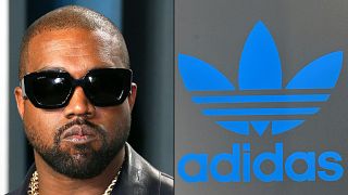 Foto de Kanye West al lado del logotipo de Adidas