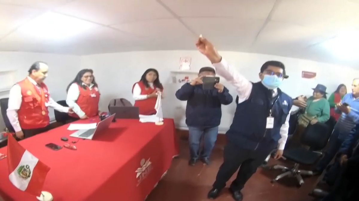 Lançamento de moeda ao ar para apurar o vencedor de uma eleição autárquica no Peru